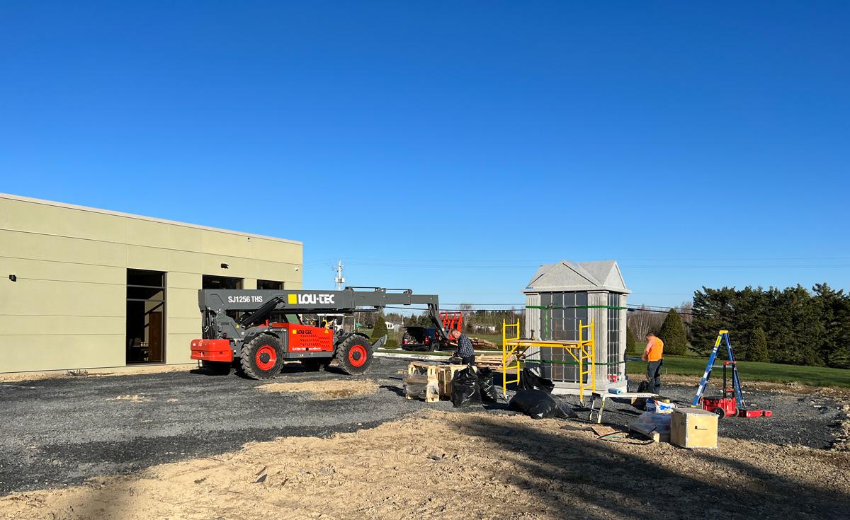 Nous débutons les travaux dehors par l’installation d’une nouveauté pour le Parc commémoratif Chaudière-Appalaches : un columbarium extérieur.